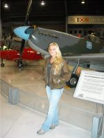 Luftwaffenmuseum Spitfire mit Kadett Richardson